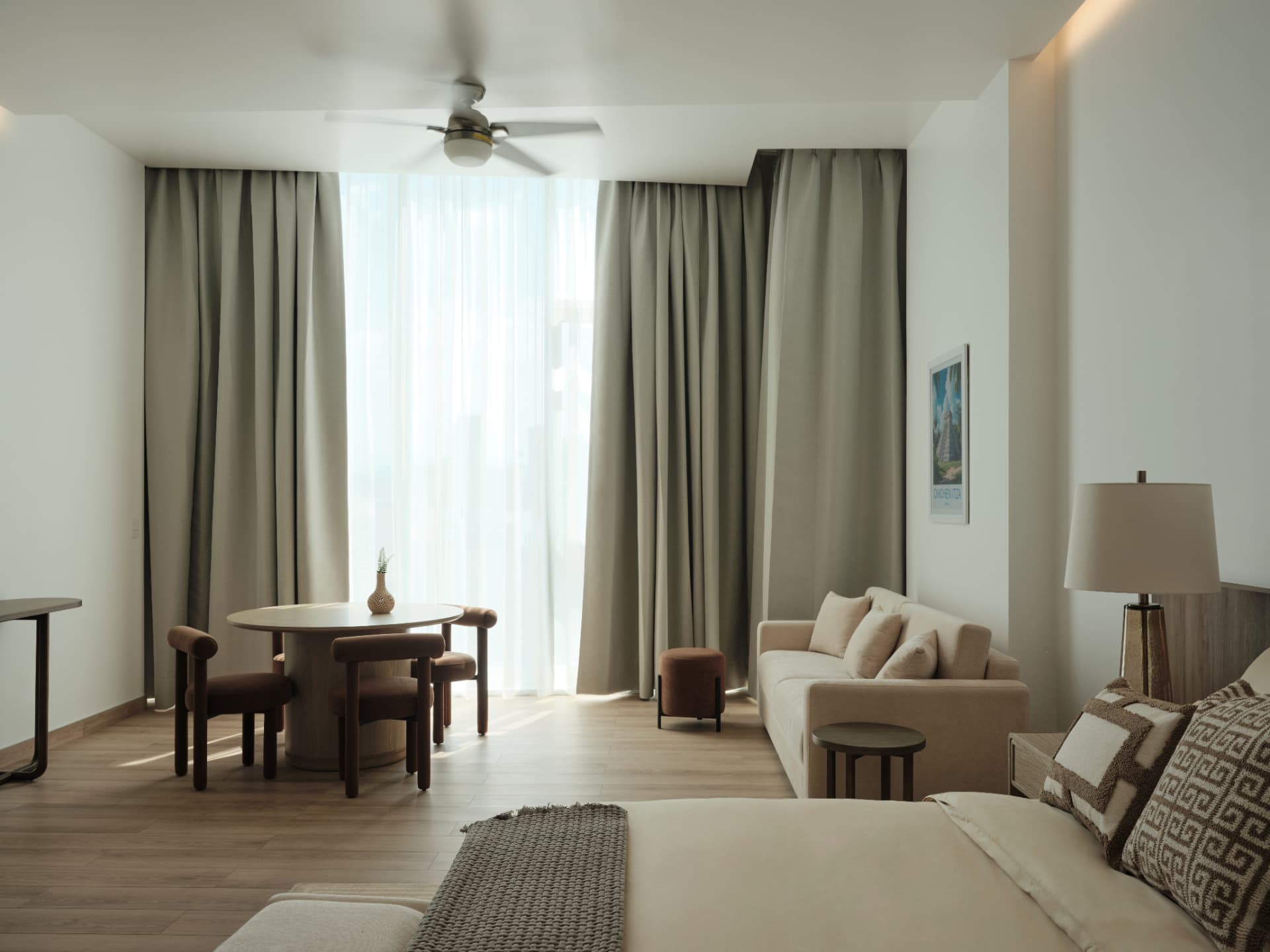 Loft con sala, comedor y ventanal en Medellín 304