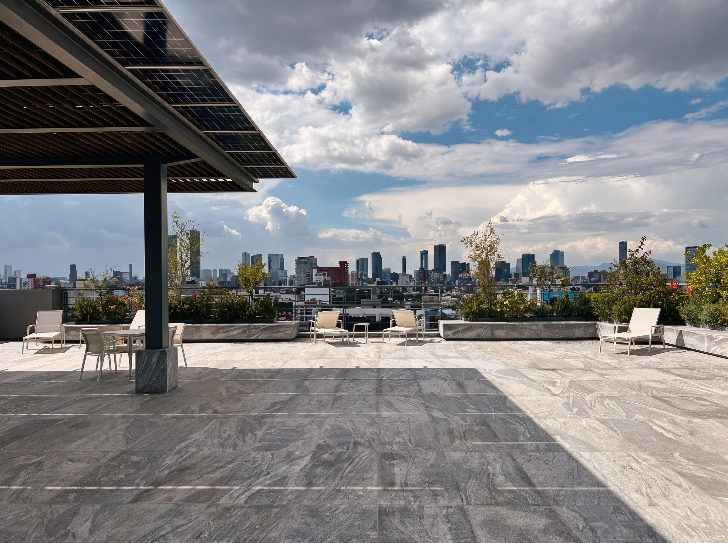 Roof garden de Medellín 304 con pérgola de paneles solares, jardineras y vista abierta al skyline de la Ciudad de México