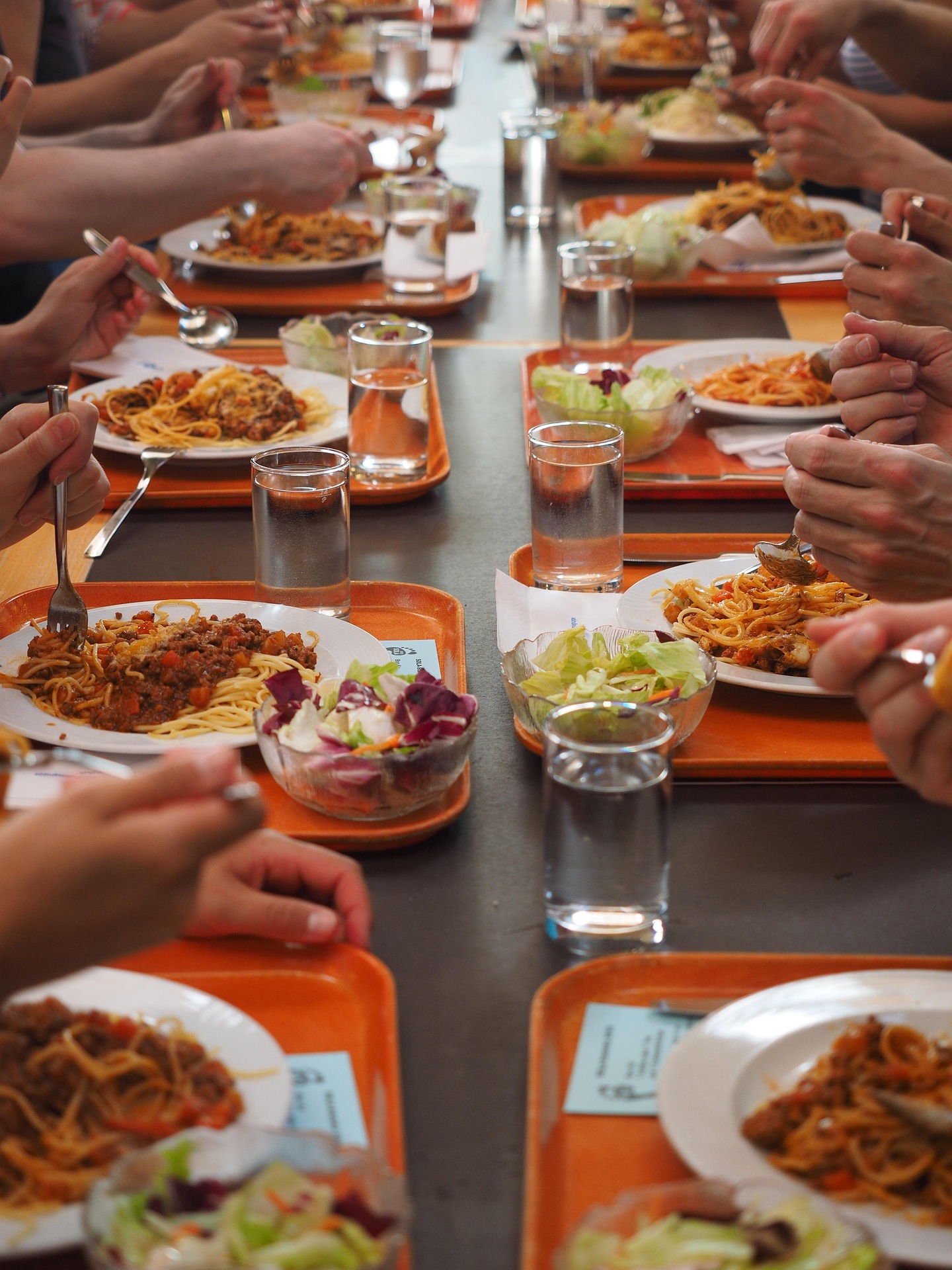 Mesa larga compartida durante la comida