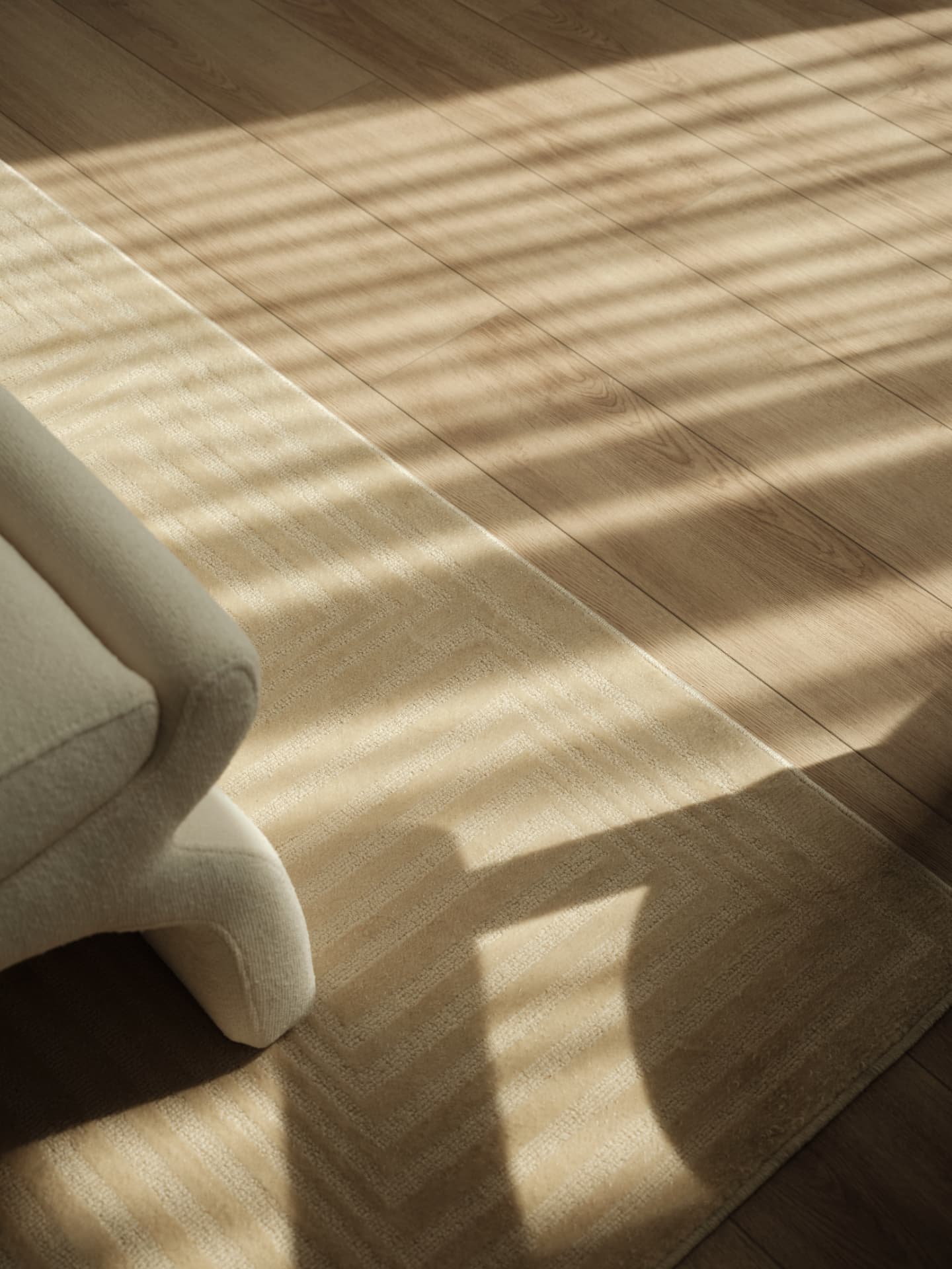 Detalle de luz natural sobre el tapete de un loft